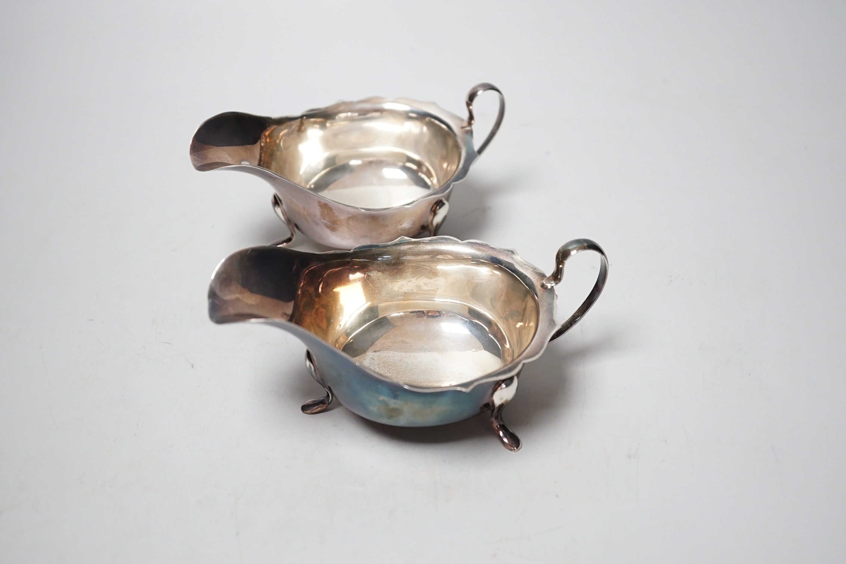 A pair of George VI silver sauceboats, Viners Ltd, Sheffield, 1946, 6.1oz.